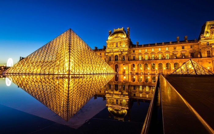Museu do Louvre ao entardecer em Paris