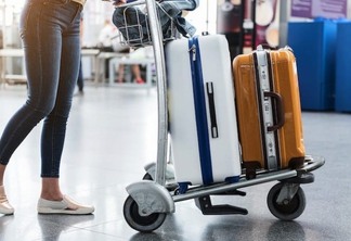 Carregando bagagens no aeroporto em Paris