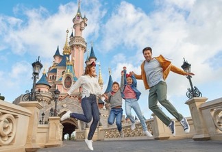 Família no castelo da Disneyland Paris