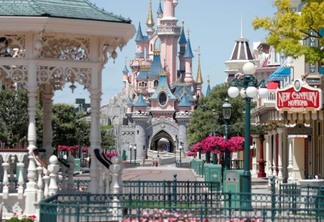 Vista do castelo no parque Disneyland em Paris
