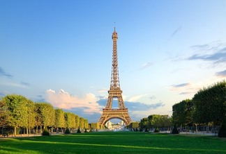 Champs de Mars e Torre Eiffel durante o dia em Paris