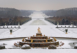 Parque do Palácio de Versalhes coberto de neve