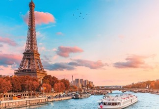 Passeio de barco em Paris na França