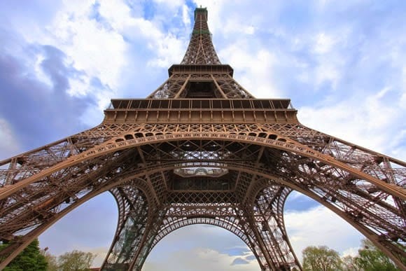 Subida à Torre Eiffel em Paris