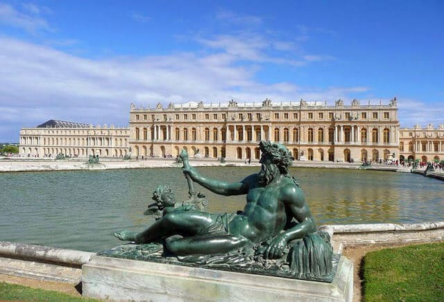 Estátua ao Rei Sol no Palácio de Versalhes
