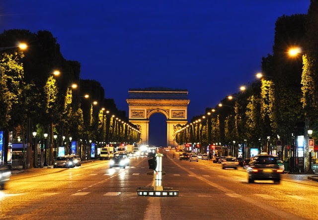 Champs Élysées em Paris de noite
