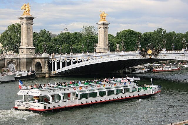 Passeio de barco pelo Rio Sena e Ponte Alexandre III