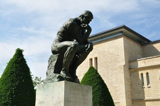 Estátua do pensador no Museu Rodin em Paris