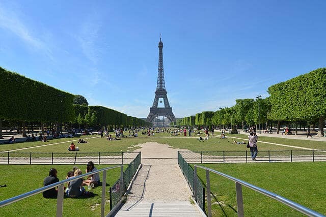 Torre Eiffel em Paris em Maio