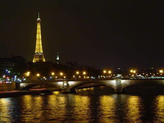 Torre Eiffel a partir do Sena