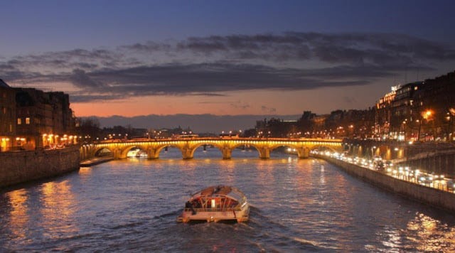 Rio Sena em Paris de noite