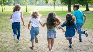 Crianças correndo no parque