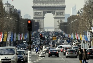 ©PHOTOPQR/L’EST REPUBLICAIN ; ENVIRONNEMENT – POLLUTION DE L’AIR – POLLUTION ATMOSPHERIQUE – POLLUTION AUTOMOBILE – GAZ D’ECHAPPEMENT – NUISANCES – ANTIPOLLUTION – CIRCULATION – VOITURES. Paris 17 février 2016; Des voitures sur l’avenue des Champs-Elysées avec l’Arc de Triomphe de l’Etoile. PHOTO Alexandre MARCHI. (MaxPPP TagID: maxnewsworldthree960527.jpg) [Photo via MaxPPP]