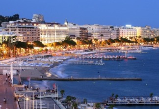 Paisagem de Cannes à noite