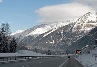 Estrada entre França e Suíça