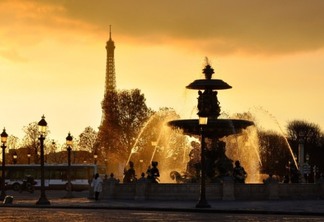 Fonte em Paris ao pôr do sol