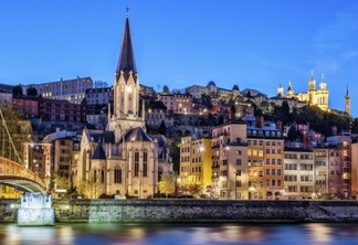 Vista de Vieux Lyon à noite