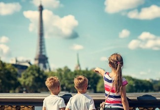 Crianças observando a Torre Eiffel em Paris