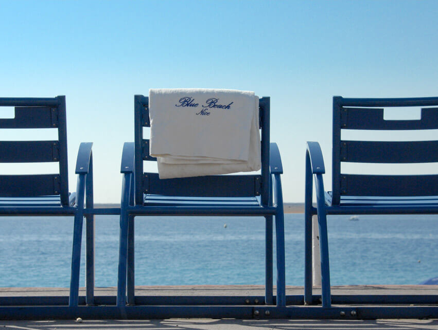 Cadeiras na praia Blue Beach em Nice