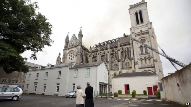 Fogo na Catedral de Nantes