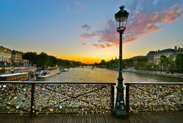 Passeio Romântico na Pont des Arts em Paris