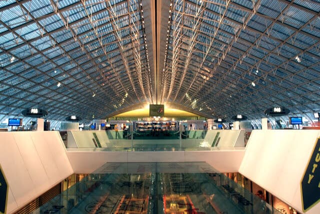 Interior do Aeroporto Charles de Gaulle em Paris