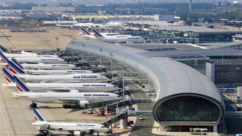 Aviões no Aeroporto Charles de Gaulle em Paris