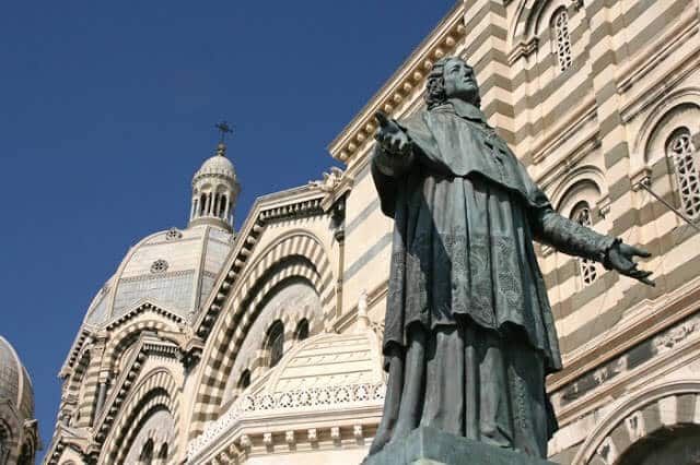 Estátua na Catedral de Marselha
