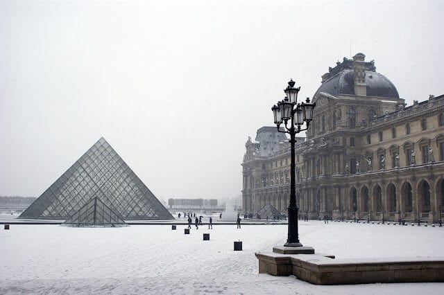 Louvre no inverno em Paris
