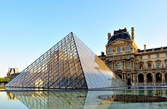 Frente do Museu do Louvre em Paris