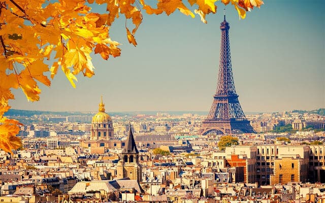 Vista da Torre Eiffel em Paris em outubro