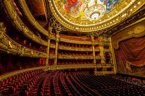 Interior da Ópera Garnier em Paris