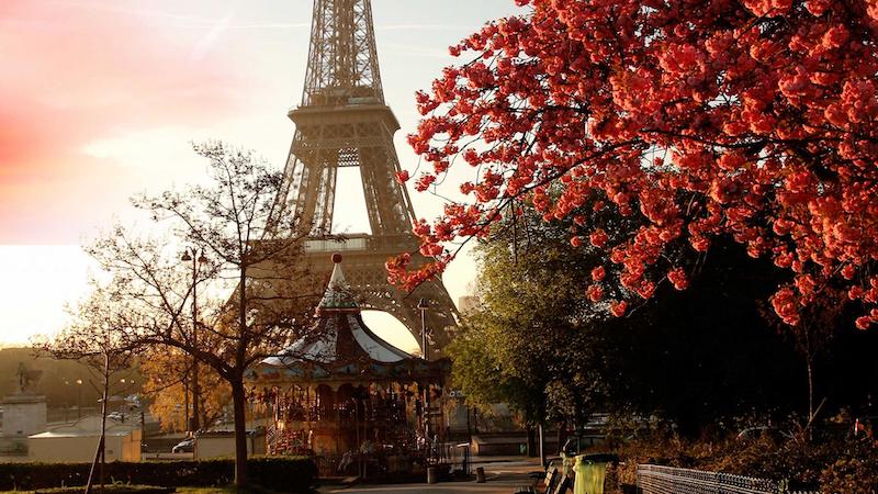Torre Eiffel no outono em Paris