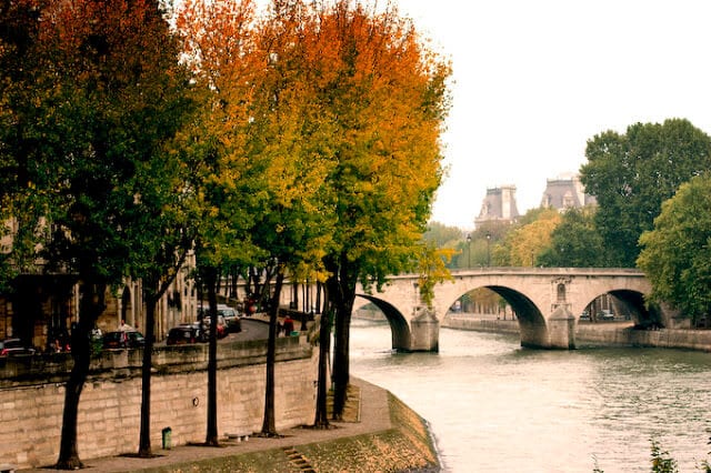 Rio Sena em Paris em outubro