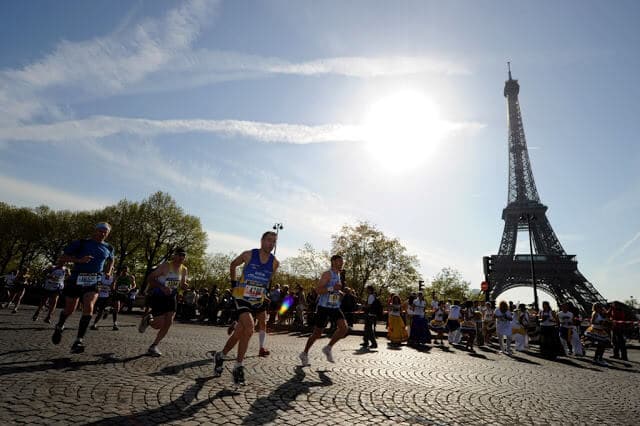 Corrida perto da Torre Eiffel