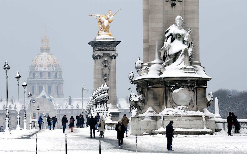 Neve na Pont Alexandre III em Paris