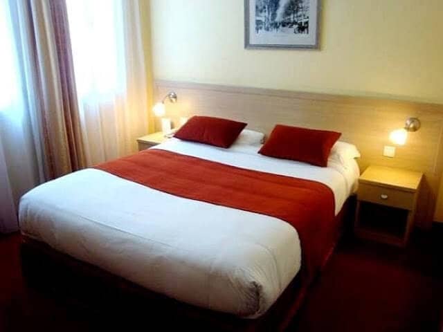 Hotel les Cigales em Nice - quarto