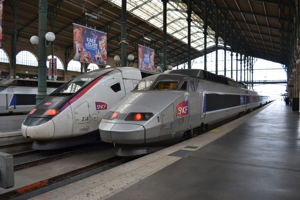 Trens na estação Gare du Nord em Paris