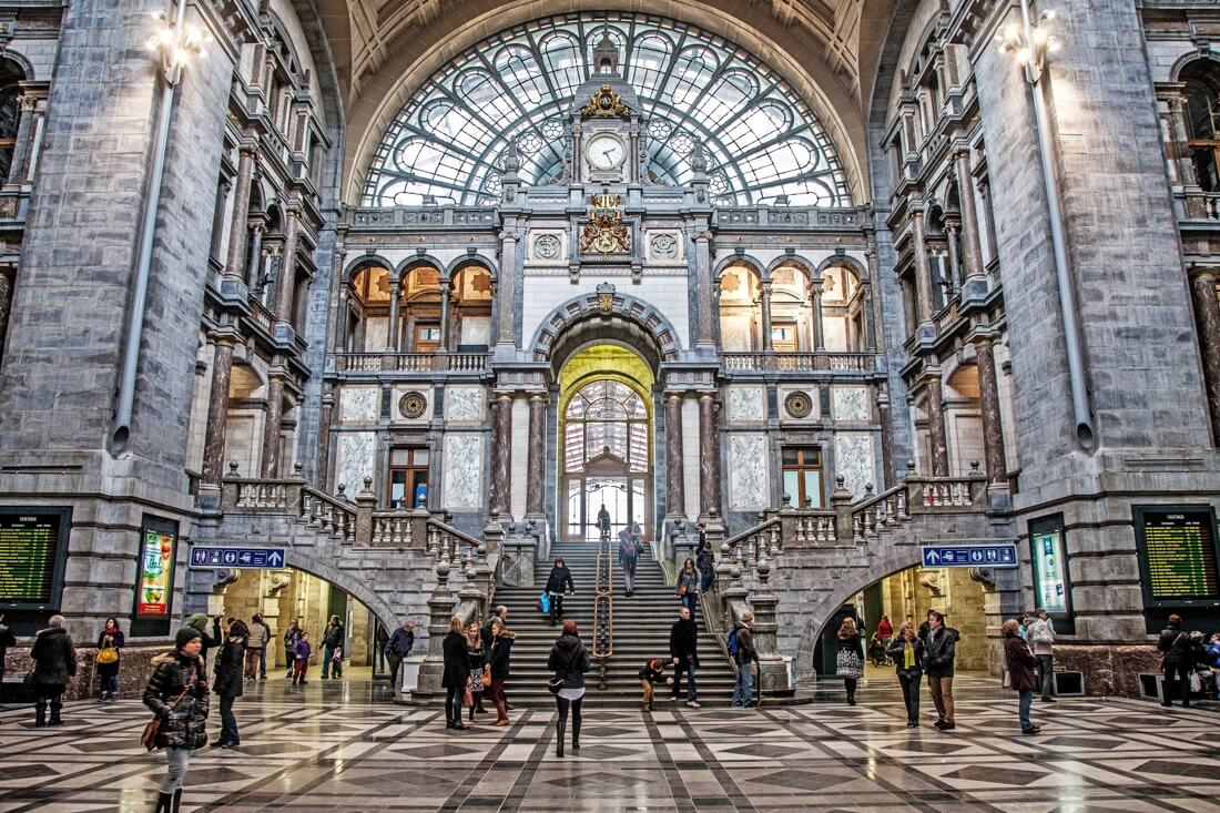 Estação Antwerpen-Centraal na Antuérpia