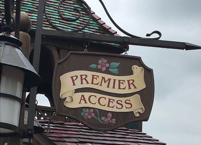 Placa de entrada do Disney Premier Access na Disneyland Paris