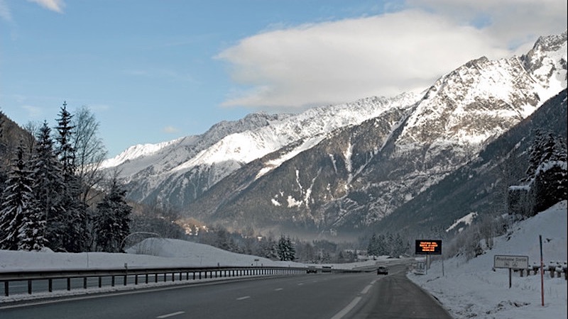 Estrada entre França e Suíça