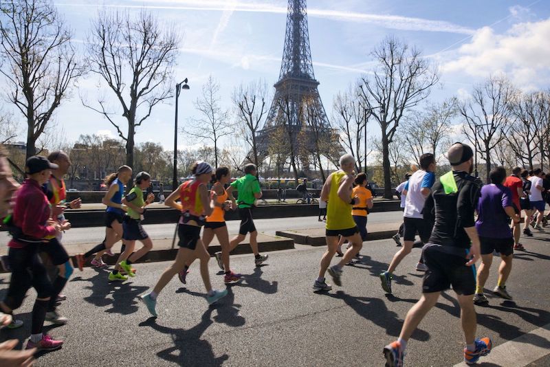 Corredores na Maratona de Paris