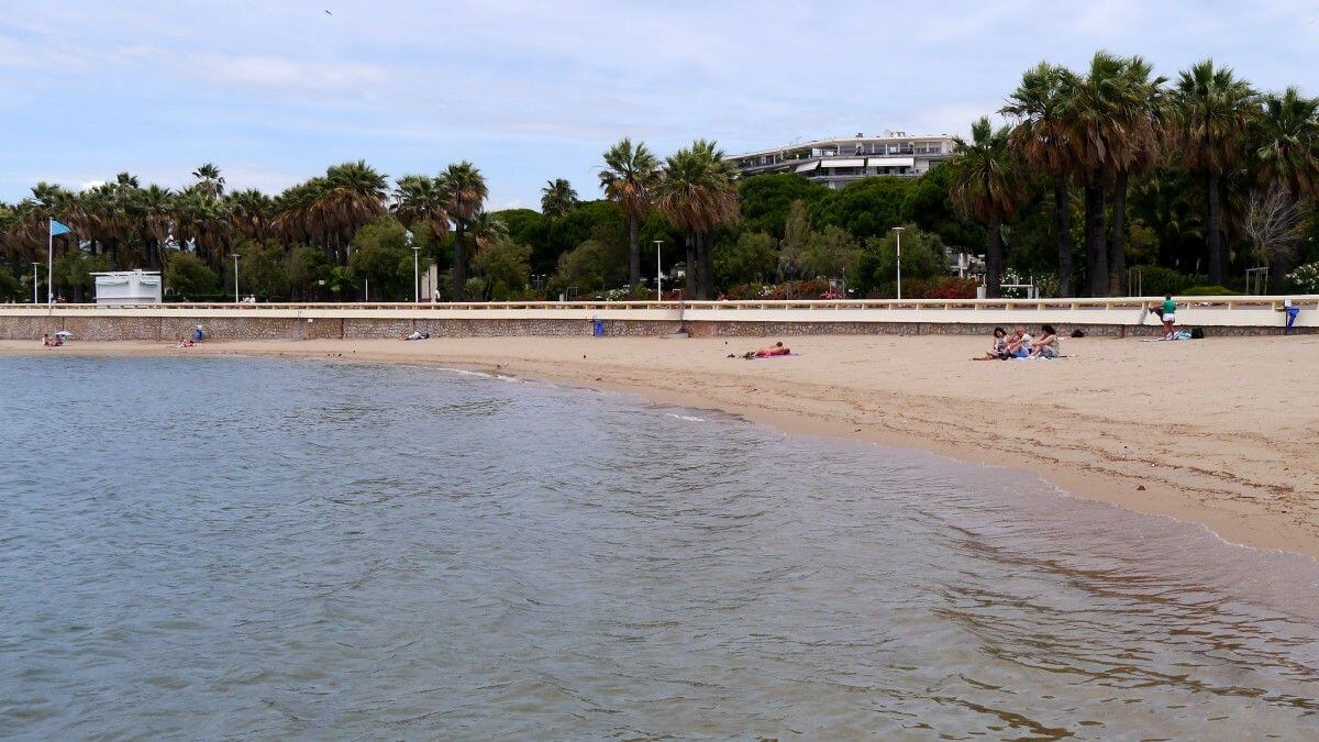 Praia Plage Macé em Cannes de dia