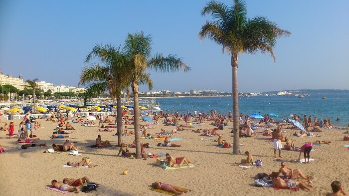 Praia Plage Macé em Cannes no verão