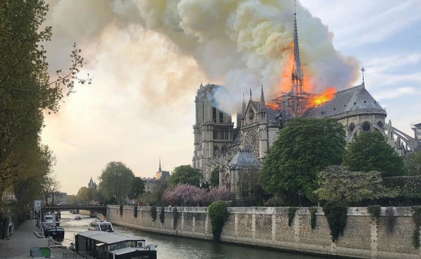 Vista do Incêndio na Catedral Notre Dame em Paris