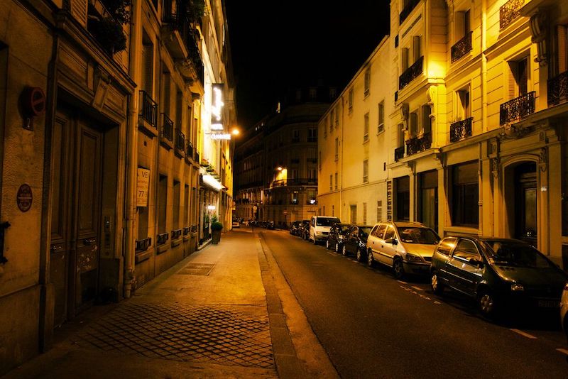 Rua em Paris à noite