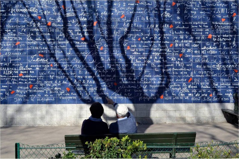 Visitantes no Muro do Eu Te Amo em Paris